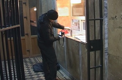 У Києві чоловік намагався спалити себе у поліцейському відділку