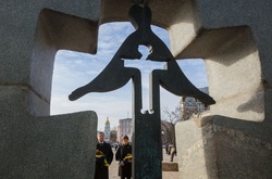 Президентське подружжя вшанувало пам'ять жертв Голодомору 1932-33 років в Україні