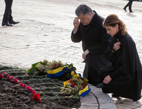 Порошенки поклали квіти до пам'ятника жертвам Голодомору