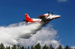 Літак гасить пожежу