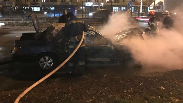 Опубліковано відео, як на Борщагівці під час руху спалахнуло авто