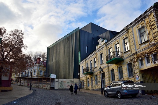 Новий фасад театру від «Рошен» на Андріївському узвозі. Саркофаг чи крематорій?
