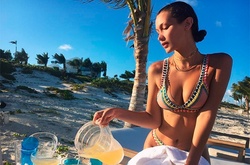 Королева бикини: 35 сексуальных фотографий Беллы Хадид в купальнике