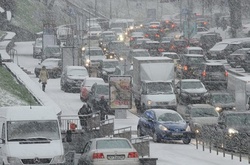 Київських водіїв просять пересісти на громадський транспорт через снігопад 