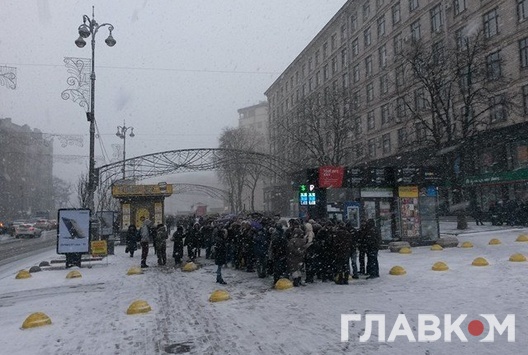 У центрі Києва попри снігопад люди знов збираються помітингувати