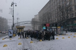 У центрі Києва попри снігопад люди знов збираються помітингувати
