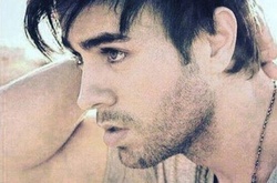 Энрике Иглесиас сфотографировался с фанатами прямо на дороге