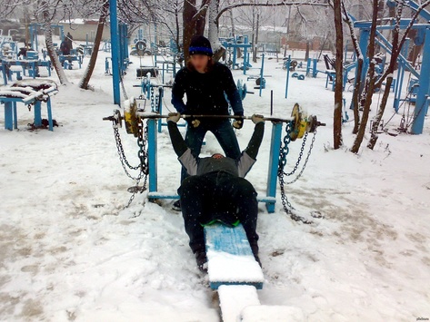 Як у Києві на Гідропарку у снігових кучугурах спортом займаються