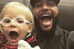 Двухлетняя дочь Тимати играет с настоящим оружием