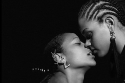 Энтони Ваккарелло из Saint Laurent презентовал мини-фильм, полный поцелуев