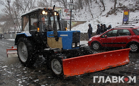 Комунальники активно розчищають дороги й вулиці столиці від снігу