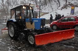 Комунальники активно розчищають дороги й вулиці столиці від снігу
