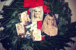 В США дома украшают рождественскими венками с Риз Уизерспун