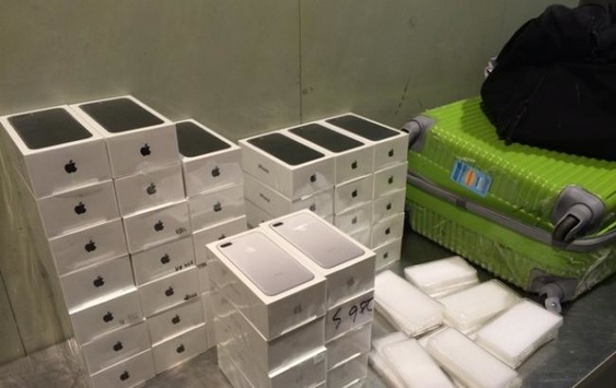 Митники у Львові перехопили контрабанду 413 мобілок iPhone 