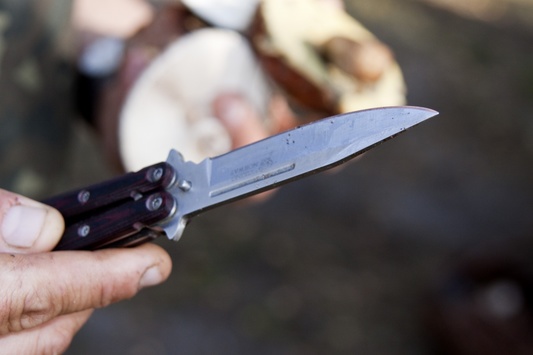 Напад у столиці на людину: дівчину пошматували ножем