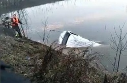 У Китаї автобус впав в озеро: загинули 18 людей