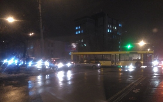 Водій автобуса спровокував величезний затор у Києві