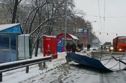 У Києві фура розтрощила зупинку громадського транспорту (ФОТОРЕПОРТАЖ)