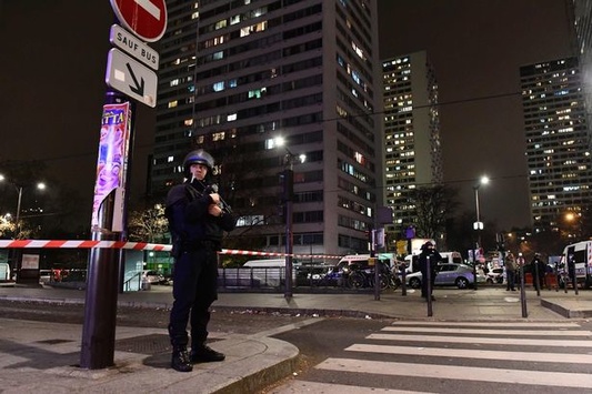 У Парижі озброєний грабіжник взяв у заручники 7 осіб