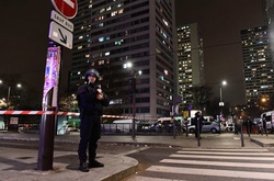 У Парижі озброєний грабіжник взяв у заручники 7 осіб