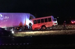ДТП у Техасі: шкільний автобус зіткнувся з автопоїздом, багато постраждалих