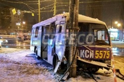 У столиці маршрутка збила двох людей і влетіла у стовп