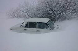 У Криму з гори Ай-Петрі на дорогу зійшла лавина