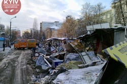 Вночі у Києві зруйнували декілька МАФів