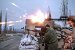 Бойовики гатять із різних типів озброєння