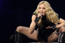 Звездный тверк: 58-летняя Мадонна потрясла попой ради благотворительности