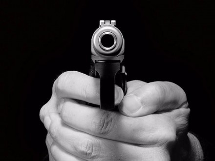 У Запоріжжі невідомий влаштував стрілянину з вікна багатоповерхівки