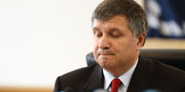 Аваков, який полюбляє дописувати у Facebook, за добу жодного слова не написав про трагедію у Княжичах