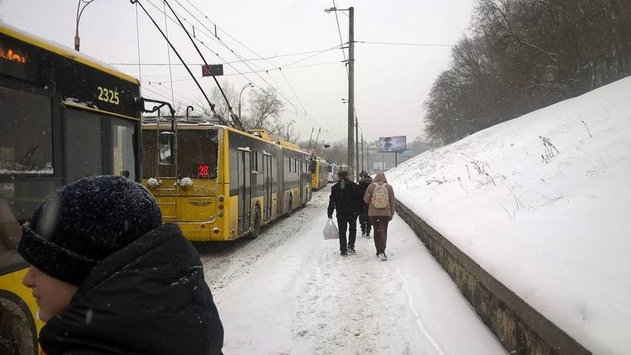 На Севастопольській площі стався обрив електропроводів