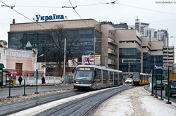 На зупинці громадського транспорту чоловік влаштував стрілянину