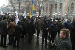 Мітингувальники перекрили вулицю Грушевського