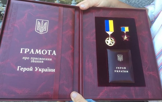 Порошенко вручив «Золоті зірки» Героя України рідним загиблих 18-річних воїнів
