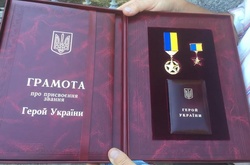 Порошенко вручив «Золоті зірки» Героя України рідним загиблих 18-річних воїнів