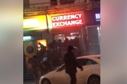 Молодики трощать відділення обміну валют