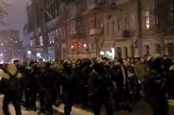 Центром Києва стрункою колоною поліція веде фанатів «Бешикташа»
