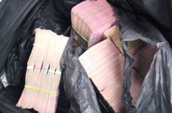 У Харкові на вулиці невідомі відібрали у чоловіка сумку з мільйоном гривень