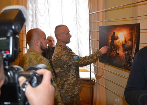 «Коли закінчиться війна…» У Раді відкрили виставку військового фотографа та волонтера Муравського
