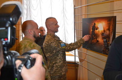 «Коли закінчиться війна…» У Раді відкрили виставку військового фотографа та волонтера Муравського