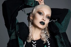 Белла Хадид перекрасилась в блондинку и снялась в откровенной фотосессии