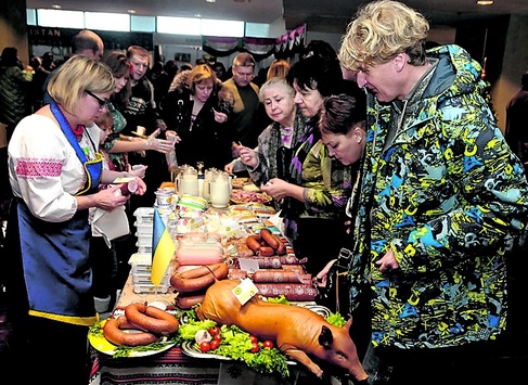 Дружини послів провели в Києві благодійний ярмарок і зібрали 3,1 млн грн