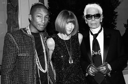 Знаменитости на модном показе Chanel Métiers d'Art в Париже 