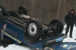 Через дощ при мінусовій температурі дороги України перетворилися на лід