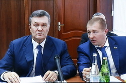  Віктор Янукович з адвокатом на відеодопиті 