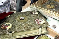 У Нацполіції повідомили, що зроблять зі знайденими речами Азарова