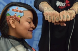 Парикмахер создает объемные портреты из волос клиентов, похожие на татуировки