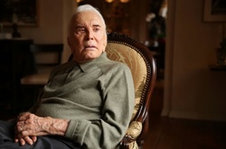 Звезда «золотой эры» Голливуда Кирк Дуглас отмечает 100-летний юбилей